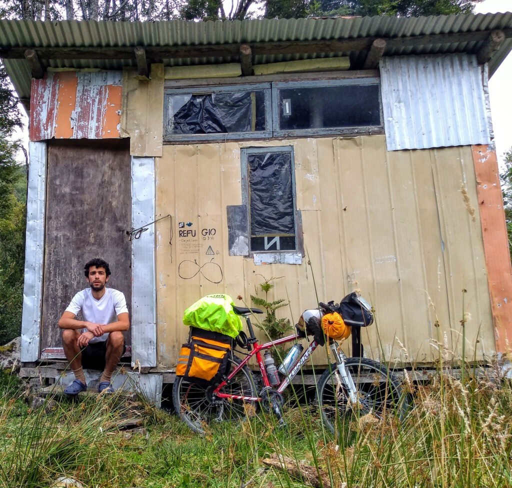Refugio cicloviajero sobre la Carretera Austral a la salida del Ventisquero Queulat, Chile. 2019