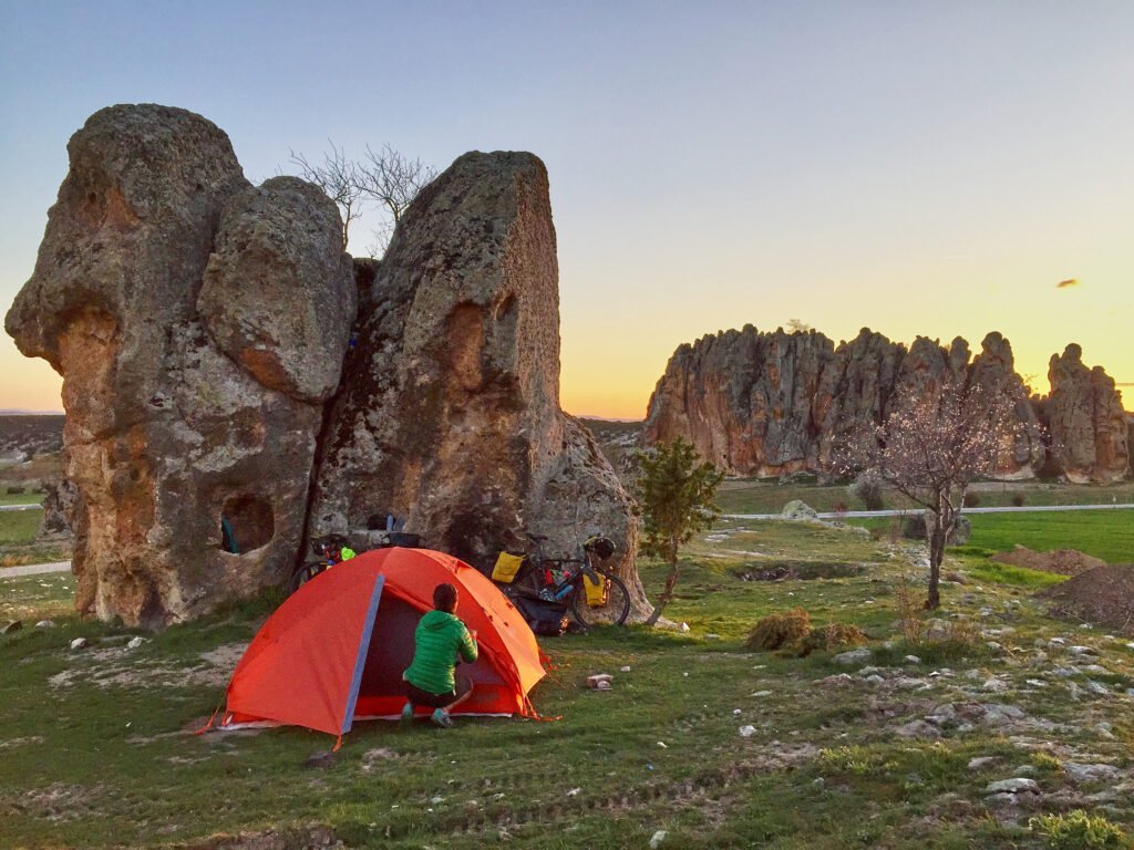 Avdalaz Kale, Turquía. Abril 2021. Camping al atardecer en la ruta Frigia