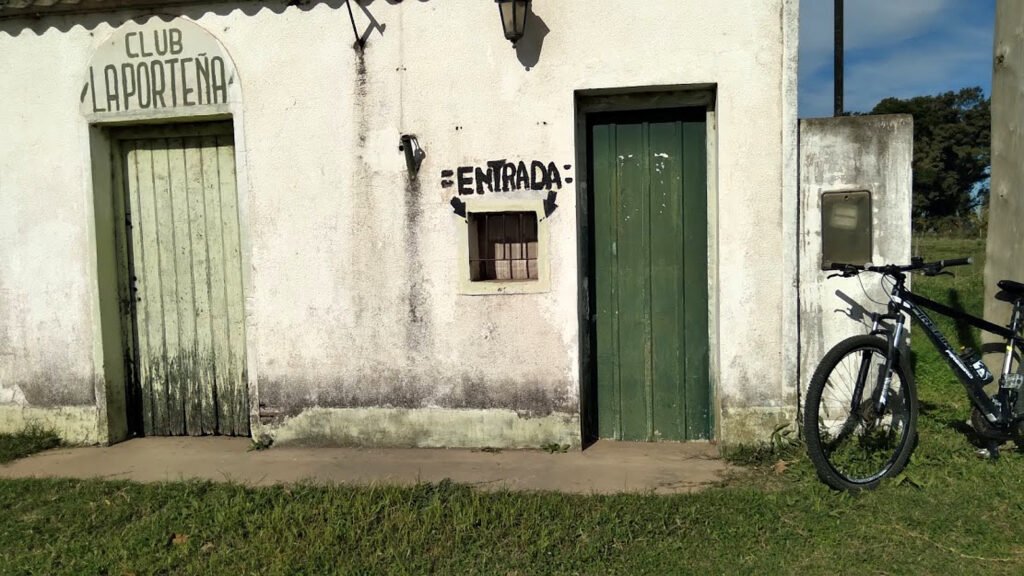 Paraje La Porteña, 2021. Descanso en el club del Paraje.
