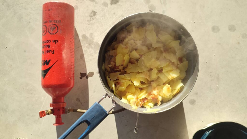 Hornillo multicombustible msr cocinando patatas